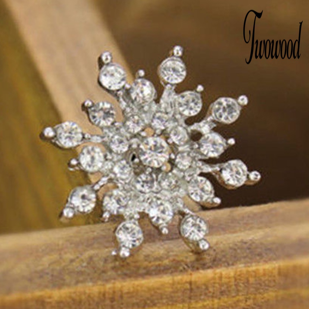 1 Pasang Anting Stud Desain Snowflake Aksen Berlian Imitasi Untuk Wanita