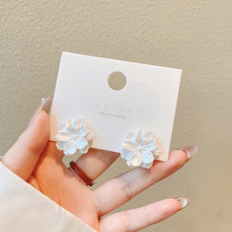 Anting Tusuk Motif Bunga Putih Simple Untuk Wanita / Musim Panas