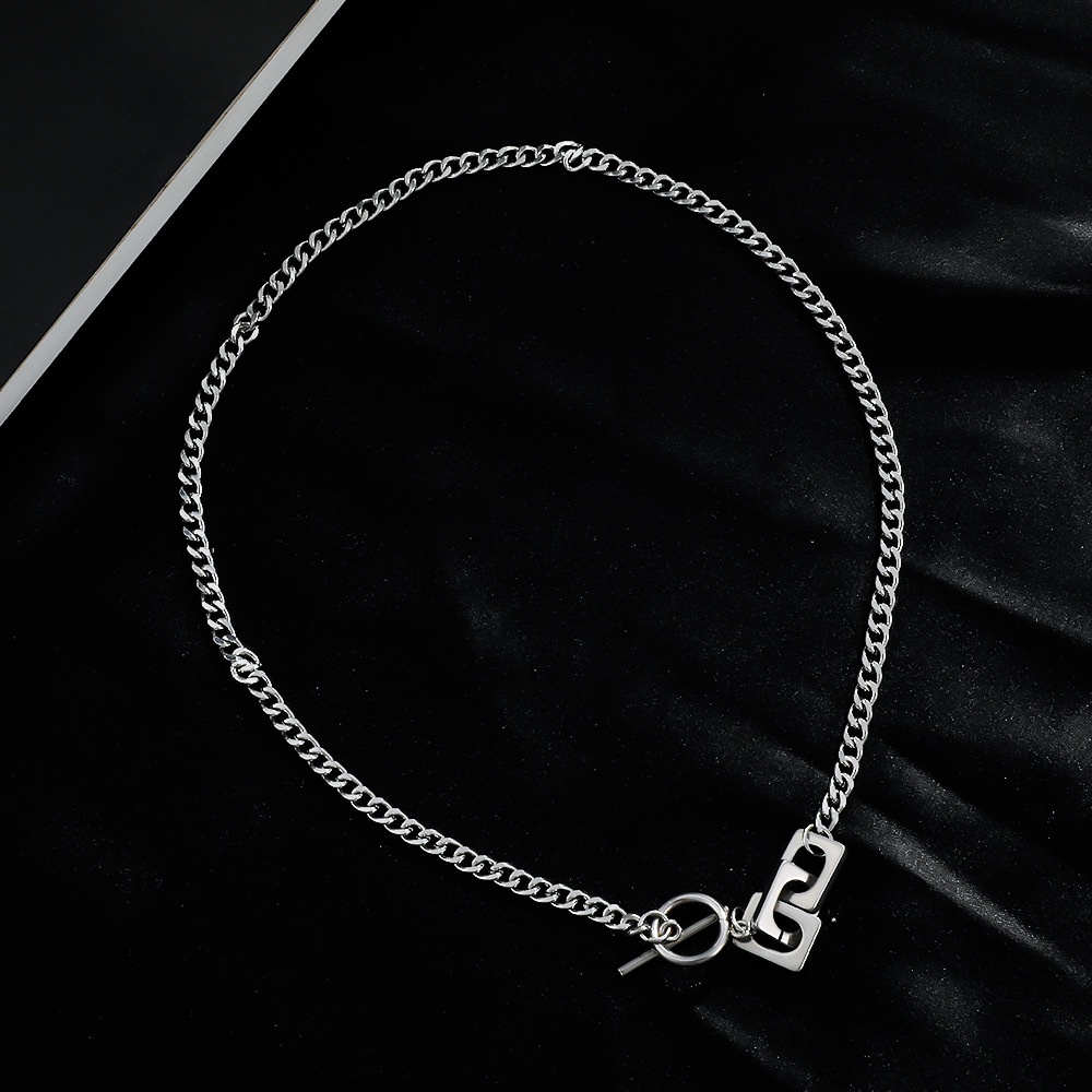 Kalung Baja Titanium Gesper OT Gesper Geometris Persegi Berongga Sederhana Rantai Klavikula Pria Dan Wanita Gaya Hip-hop