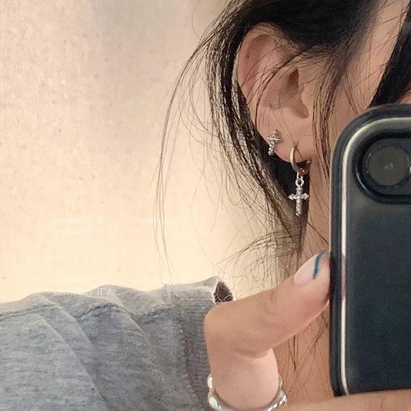 Anting Tusuk Gantung Asimetris Desain Salib Hias Kristal / Zircon Gaya Korea / Gothic / Punk / Hip Hop Untuk Wanita