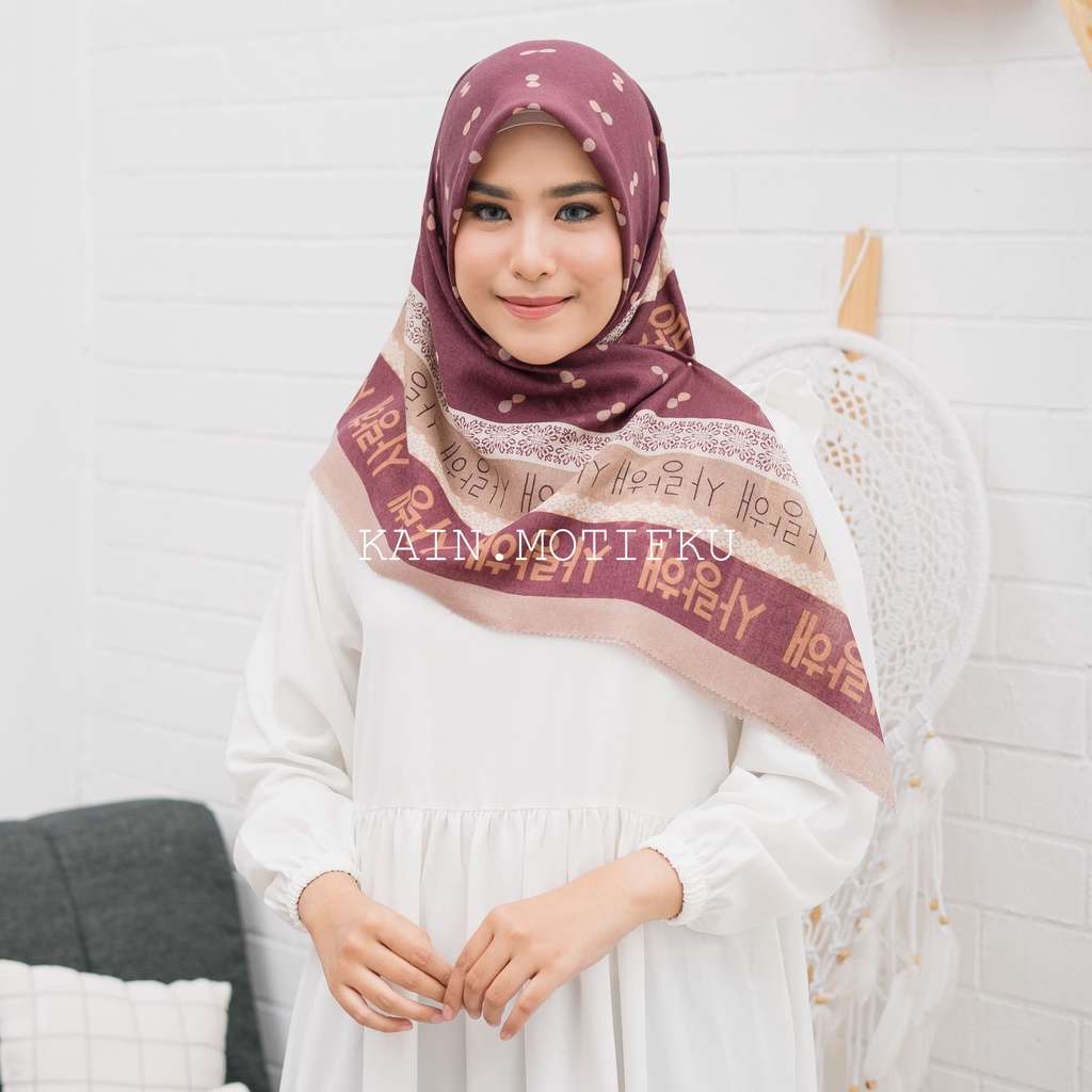 JILBAB MOTIF HIJAB SEGIEMPAT VOAL MOTIF PREMIUM JILBAB PRINT LASERCUT KERUDUNG SEGIEMPAT MOTIF MURAH-Hangul Maroon
