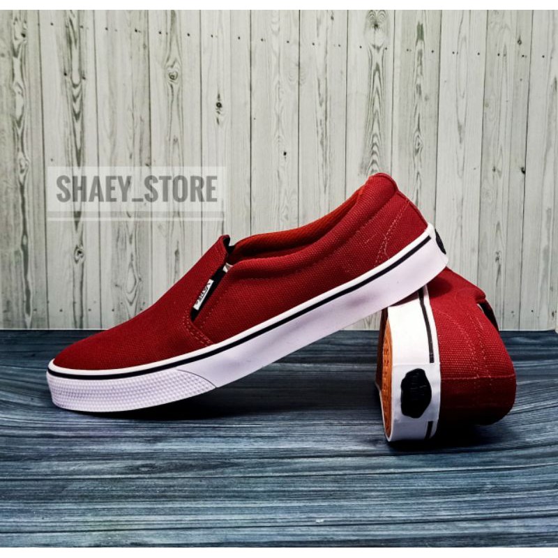 Sepatu pria vans slip on sneaker kasual/BELI 2 ONGKIR 1 KALI