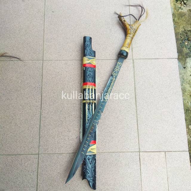 Mandau mando etnik ukir gagang ukir unik khas dayak