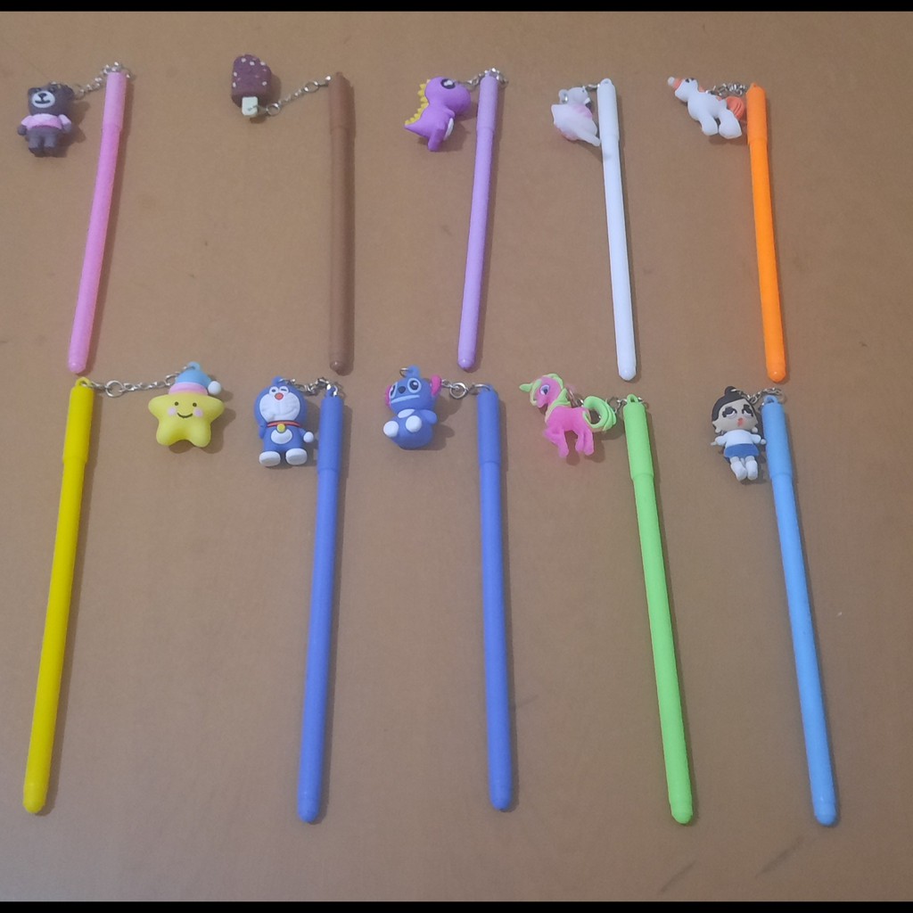 

[1PCS] Bolpen/ Pulpen/ Pena Rantai Gantungan Boneka Aneka Ragam Motif