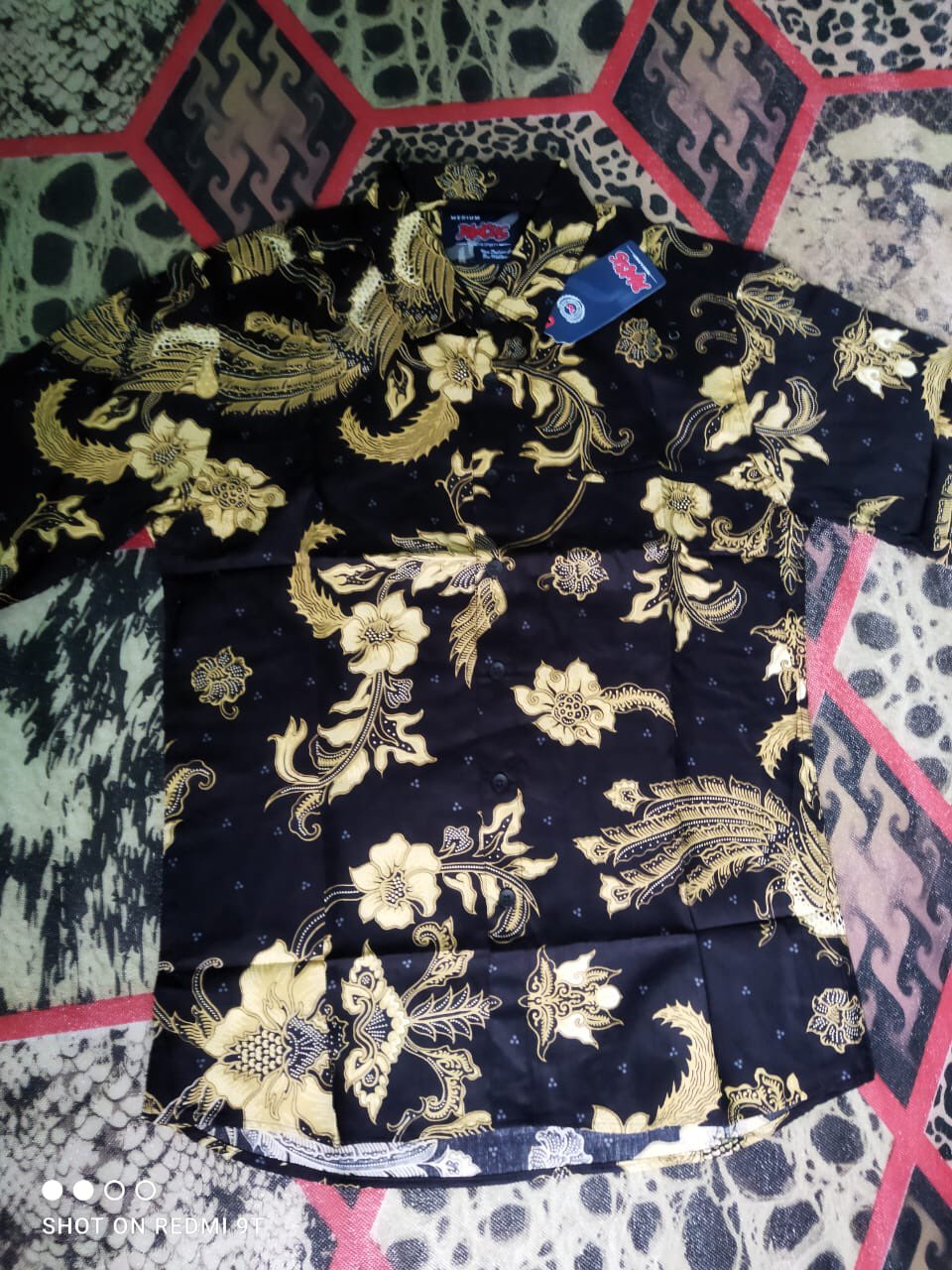 Kemeja Batik Pria Atasan Batik Modern Lengan Panjang Warna Dasar Hitam