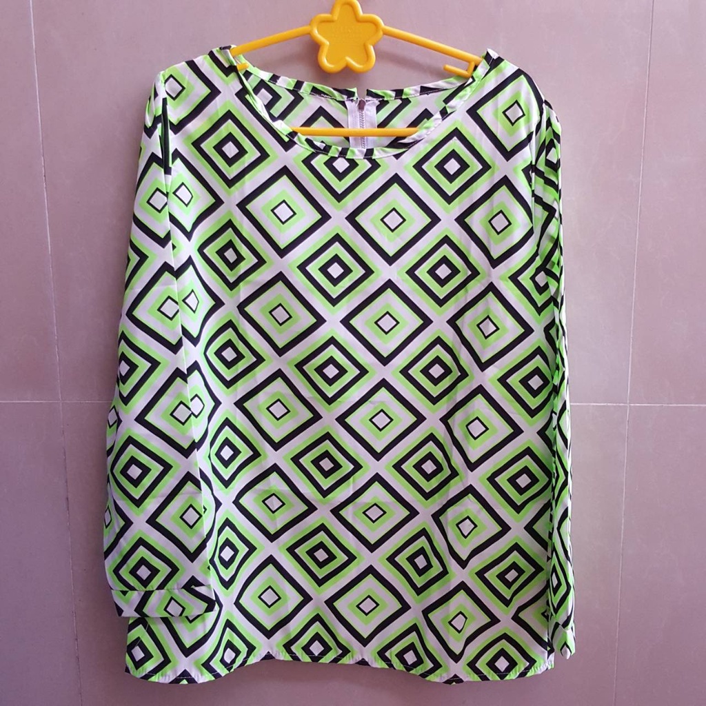Preloved Baju Atasan Lengan Panjang Kombinasi warna hijau neon hitam dan putih