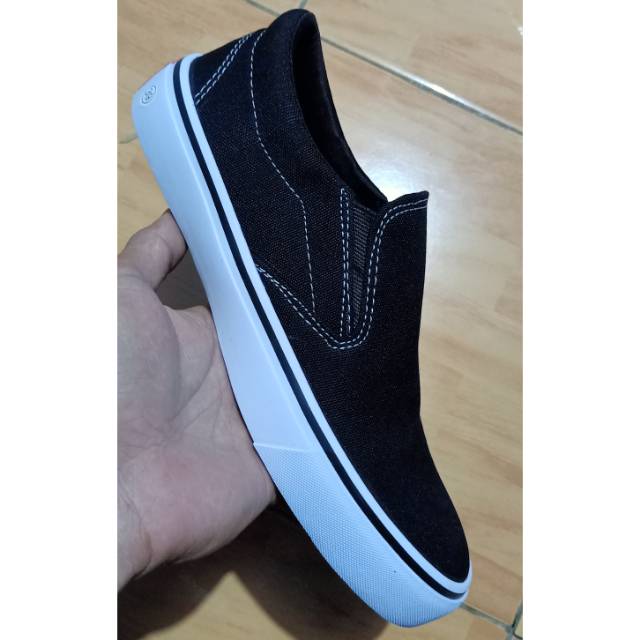 Sepatu Vans slip on