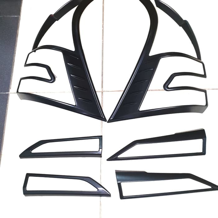 Garnish lampu belakang hitam avanza 2019 sampai 2021