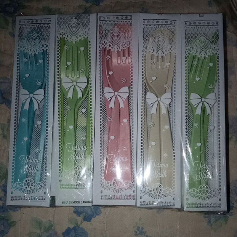 Souvenir Pernikahan Sendok Set bungkus Mika warna Random (sesuai stok)