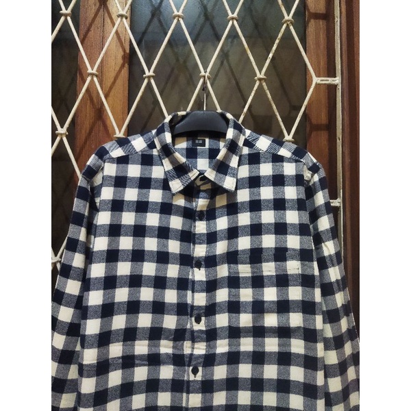 soft flanel uniqlo second size tag XL kemeja casual pria murah terbaik
