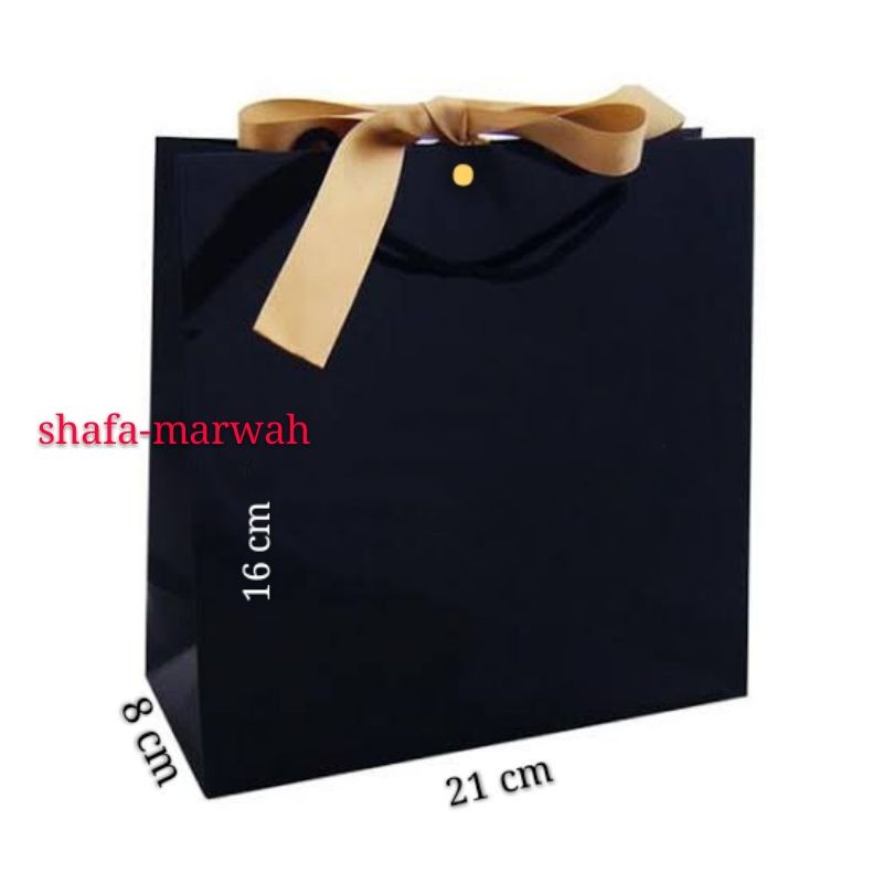 

PREMIUM PEARL PAPERBAG SUPER BLACK.GOLD RIBBON 21 X 8 X 16 cm