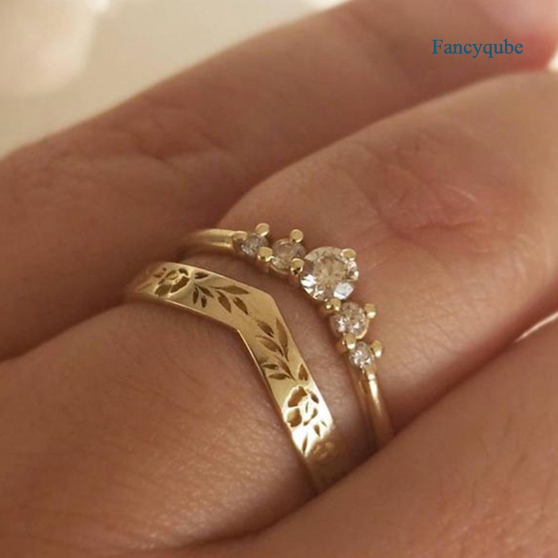 Fancyqube Set Cincin Emas 14k Bentuk V Motif Ukir Bunga Aksen Berlian Sapphire Putih Untuk Wanita