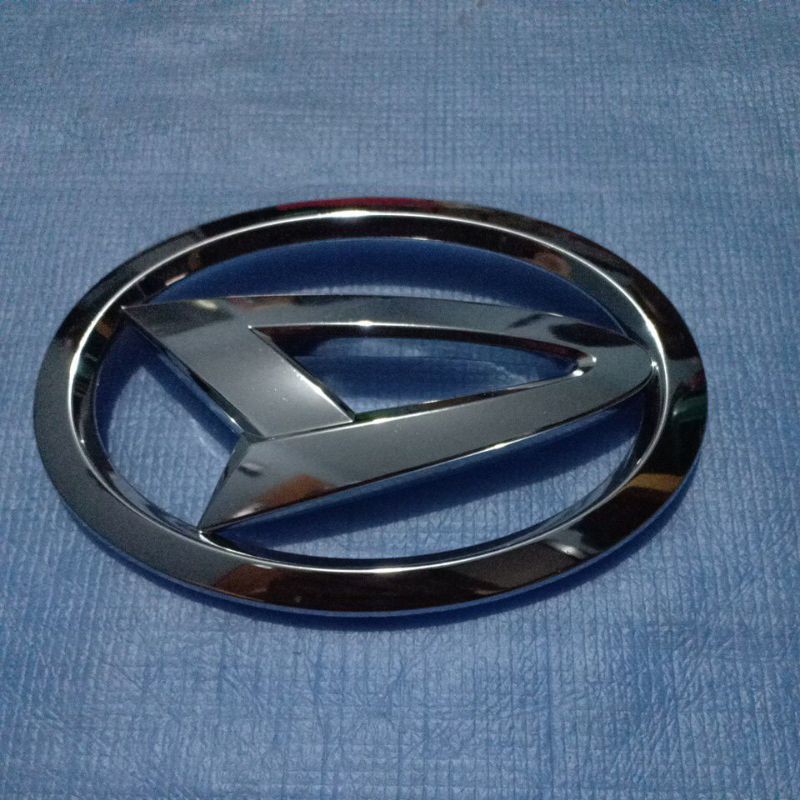 LOGO GRILL DEPAN DAIHATSU XENIA TERIOS 2019-2020