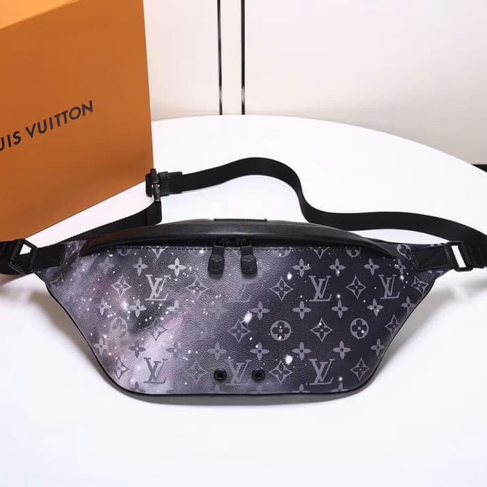 Louis Vuitton Black Monogram Galaxy Discovery Bumbag Cloth ref.951501 -  Joli Closet