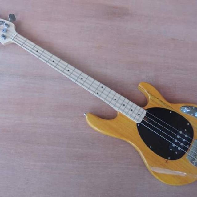 GITAR BASS MUSICMAN STINGRAY KUNING