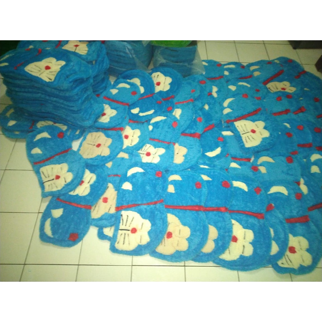 keset karakter doraemon bulu ful badan 40x60