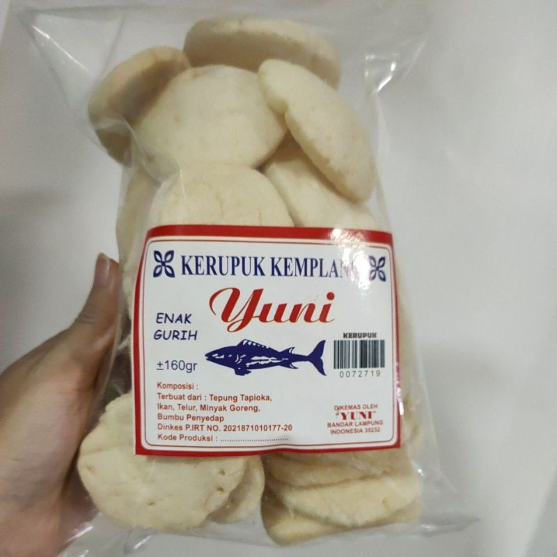 

KERUPUK KEMPLANG YUNI 160GR ENAK GURIH IKAN ASLI OLEH OLEH2 KHAS BANDARLAMPUNG LAMPUNG TERDAFTAR