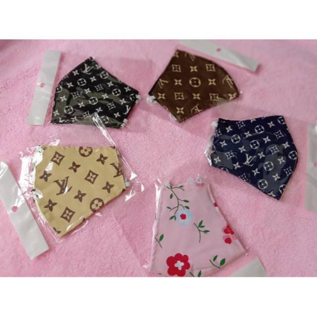 Masker hijab motiv LV