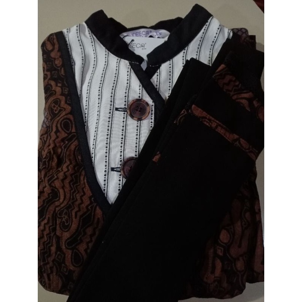 preloved Tuneeca size M batik different