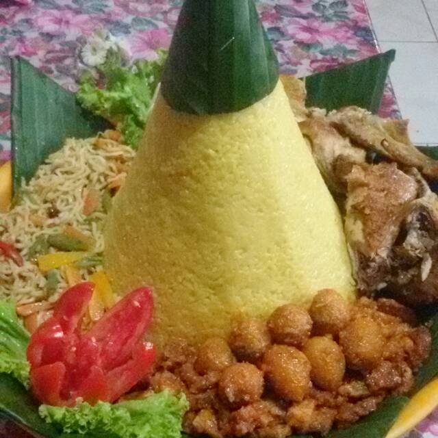 

Nasi tumpeng