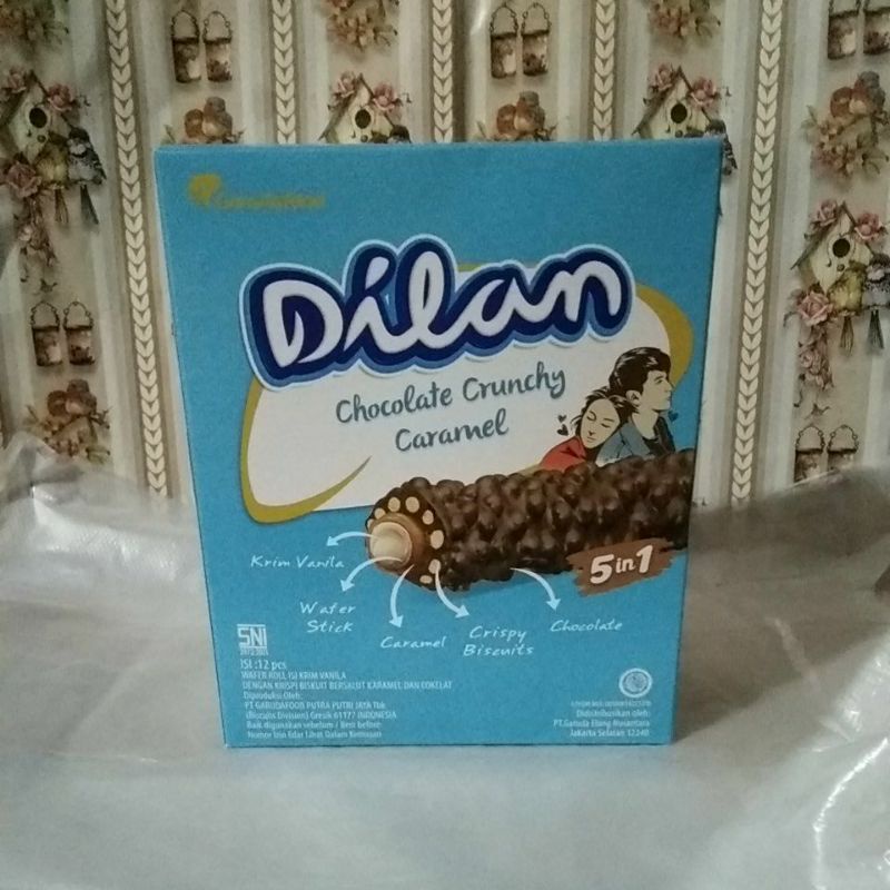 

chocolate chunchy dilan dengan lapis krim vanila/wafer stik/caramel/crispy biscuits/chocolate