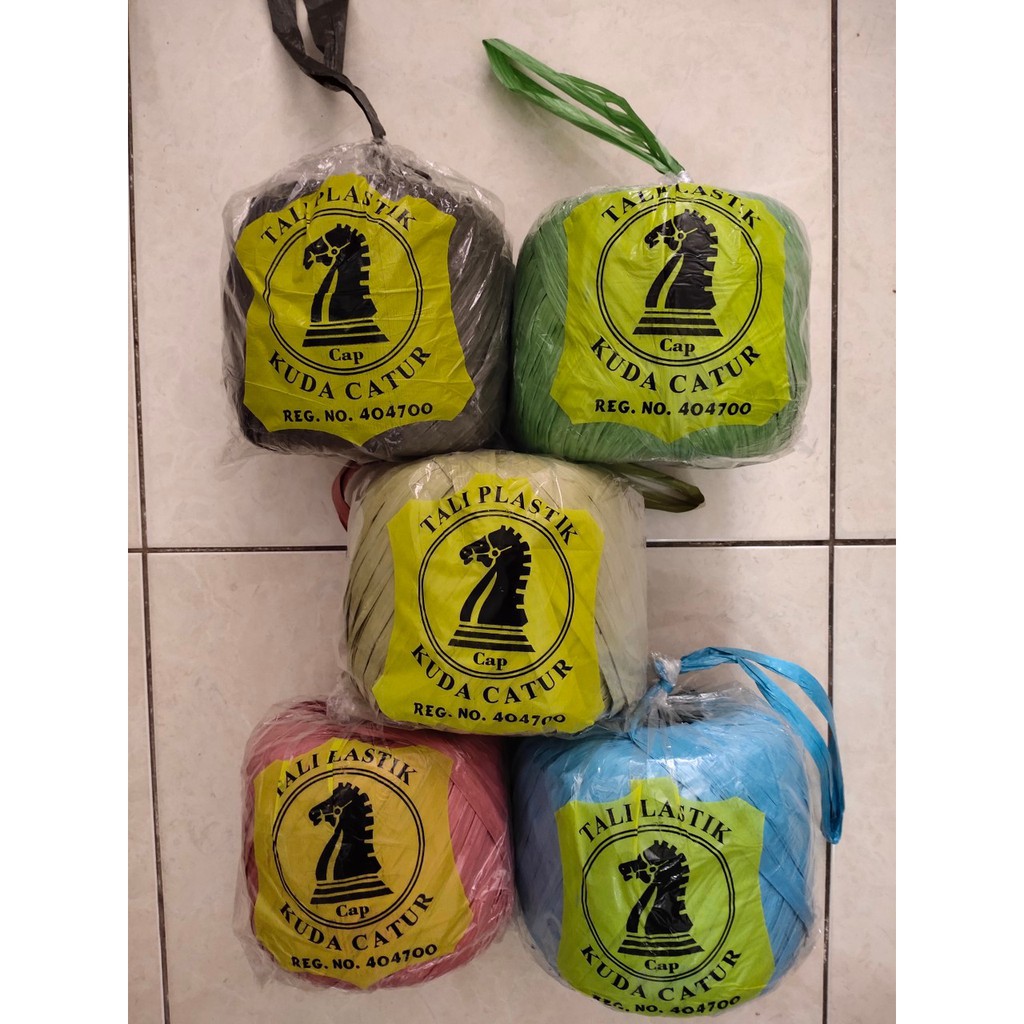 

Tali Rafia Kuda Catur Warna Hitam atau Warna Warni