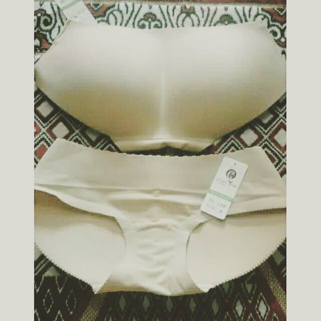 Pantat palsu / pembesar bokong