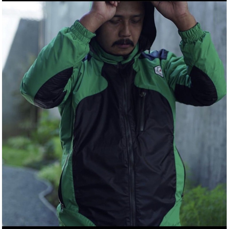 jaket waterproof raung bisa dipakai bolak balik