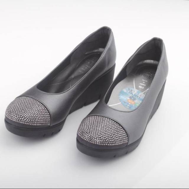 Sepatu First Contact Original Made in Japan