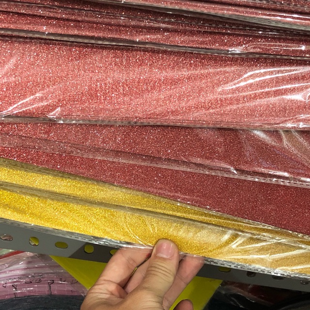 

Plastik kado glitter 50x70 cm gold / merah / pink / silver / hijau muda / hijau tua / biru muda / biru tua / hitam