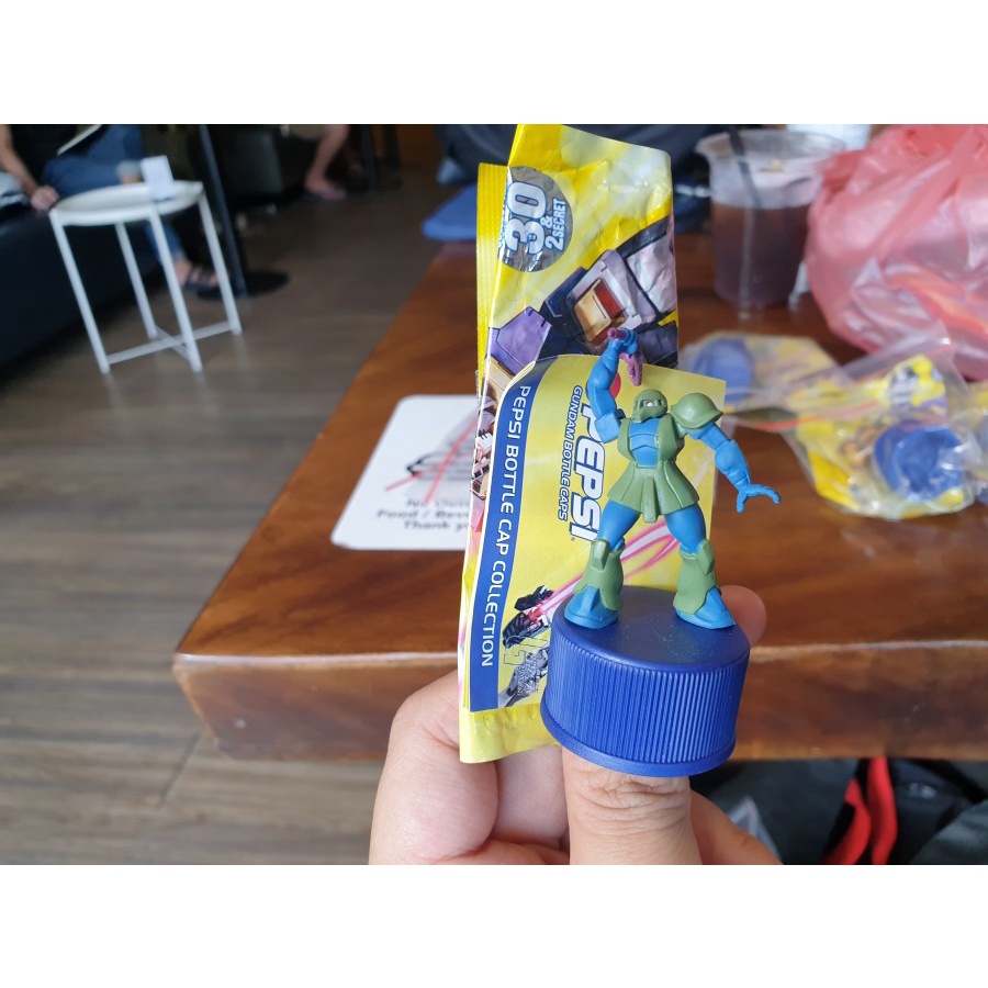 MINI FIGURE GUNDAM PEPSI BOTTLECAP ZAKU I AXE BEAM ORI MURAH