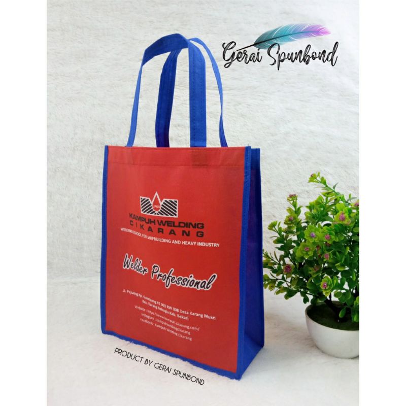 

Goodie Bag Spunbond Uk. 25cm x 10cm x 30cm Potrait Plus Sablon Custom 2 Warna
