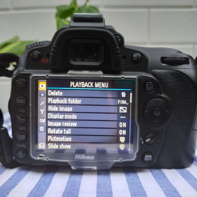 Body Nikon D90 dan lensa fix 50mm f1.8