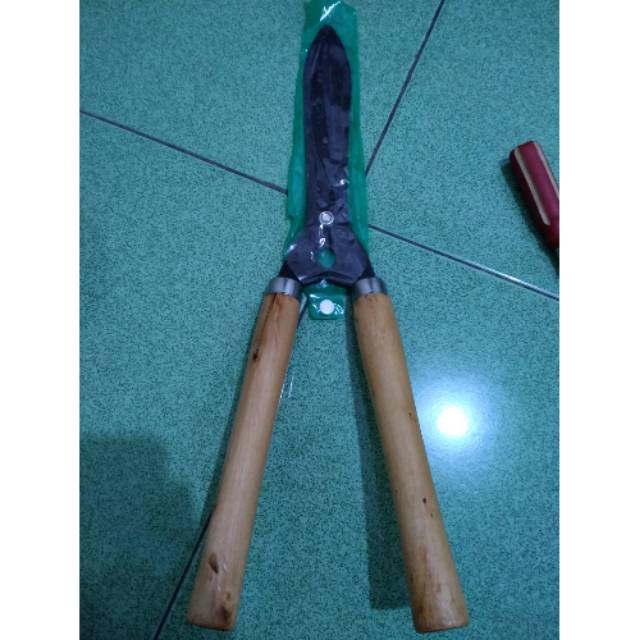 Gunting rumput gagang kayu