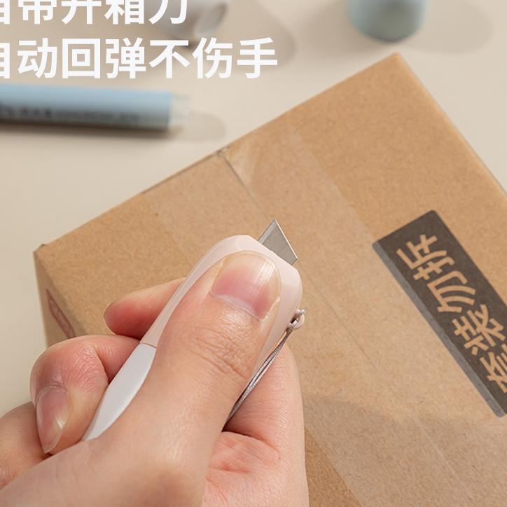 

Model Baru Deli Roller Stamp / Stempel Pelindung Data 2 in 1 Dengan Cutter / Penghapus Nama + Alamat Resi JQ12X.