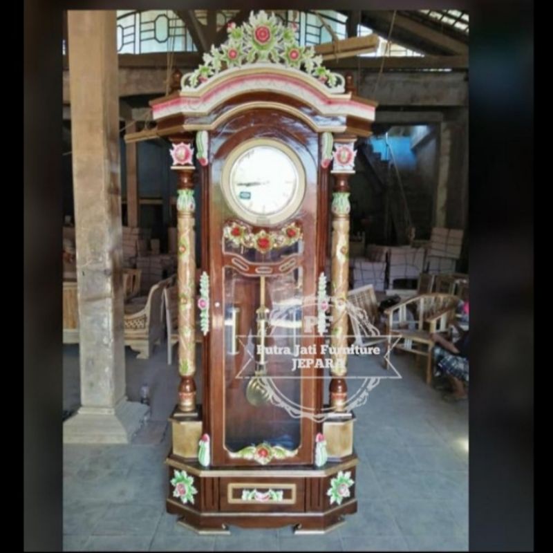 Jam besar hias masjid ukir Jepara warna kombinasi bahan kayu jati mebel Jepara