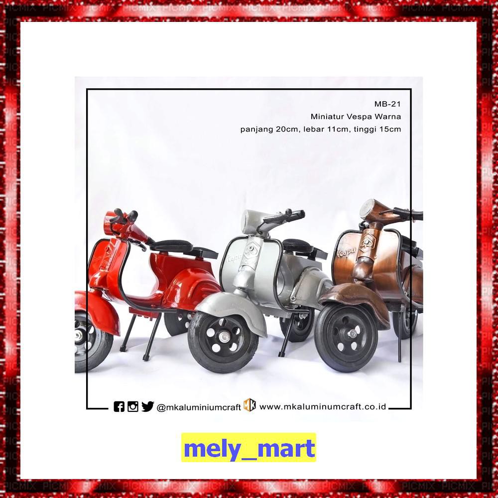 Kerajinan Tangan Miniatur Motor Vespa Klasik Warna Biru Tua Dari