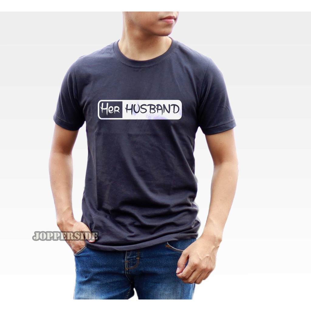 JOPPERSIDE TSHIRT KAOS DISTRO HER HUSBAND HERHUSBAND PRIA ORIGINAL PREMIUM TS27