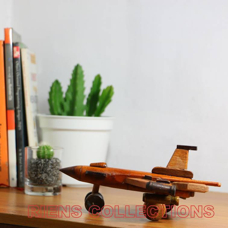 RIENS COLLECTIONS. MINIATUR DIECAST PAJANGAN PESAWAT F16 KAYU UKURAN 19X16X8 CM