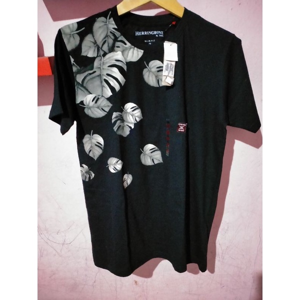 Kaos HERRINGBONE Hitam Motif Daun Slim Fit Size M
