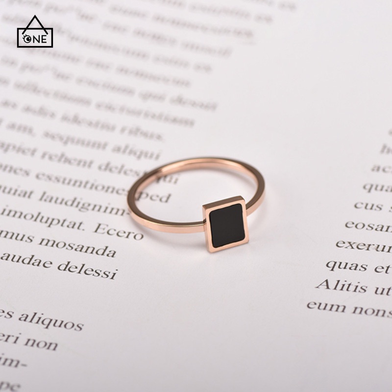 COD 1 Pcs Fashion Cincin Titanium Wanita Kotak Hitam Pola Mawar Emas Stainless Hitam Unisex  Aksesoris-Totall