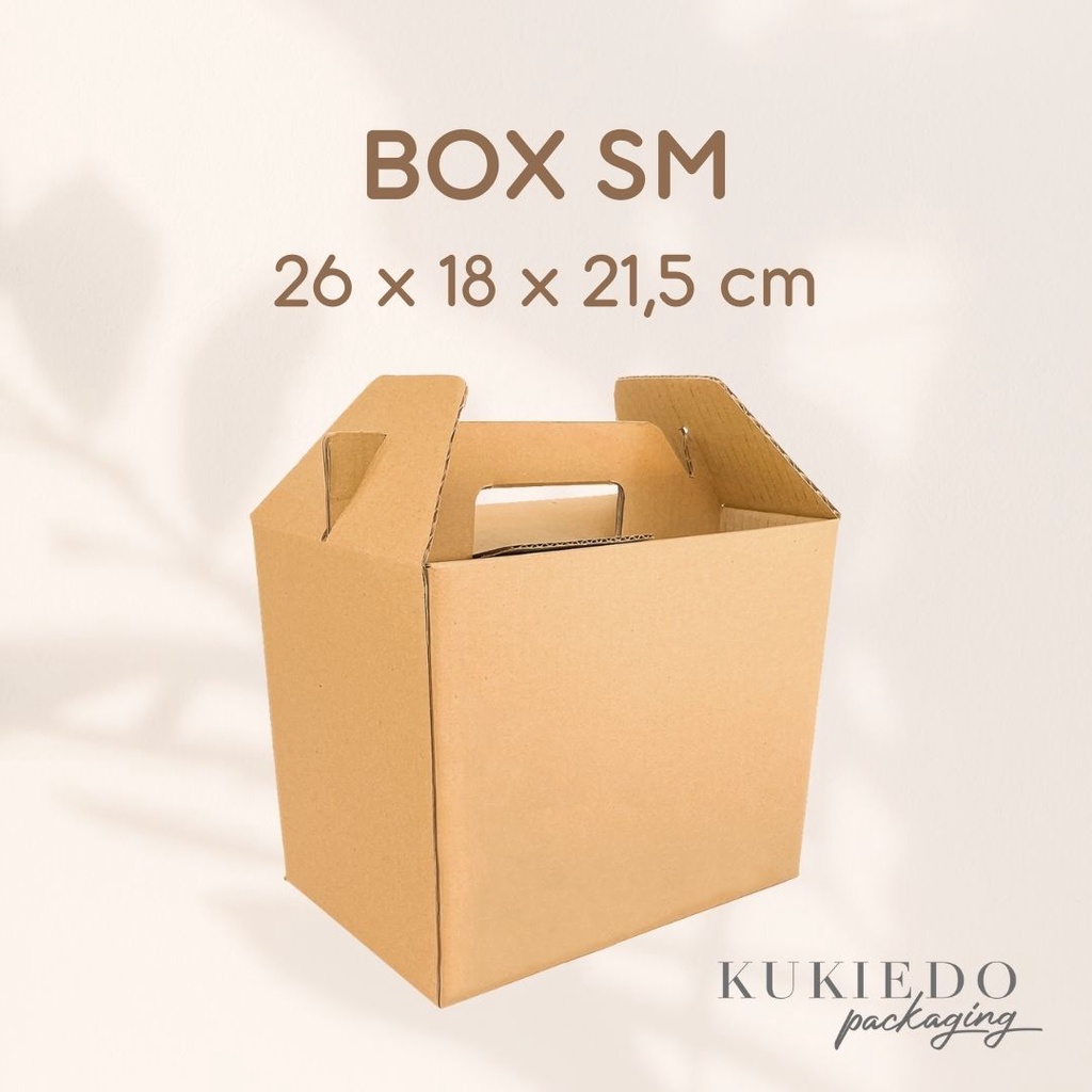 

Kardus SM 26 x 18 x 21,5 | Gable Box Die Cut Kraft | Packaging Kue, Snack, Toples, Serbaguna, Hampers | Dus Takeaway, Carry Pack, Box Jinjing, Handle Box