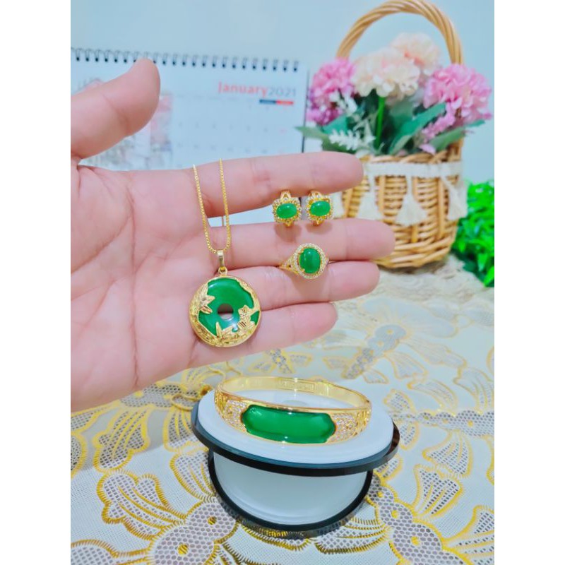 Satu set giok kalung xuping