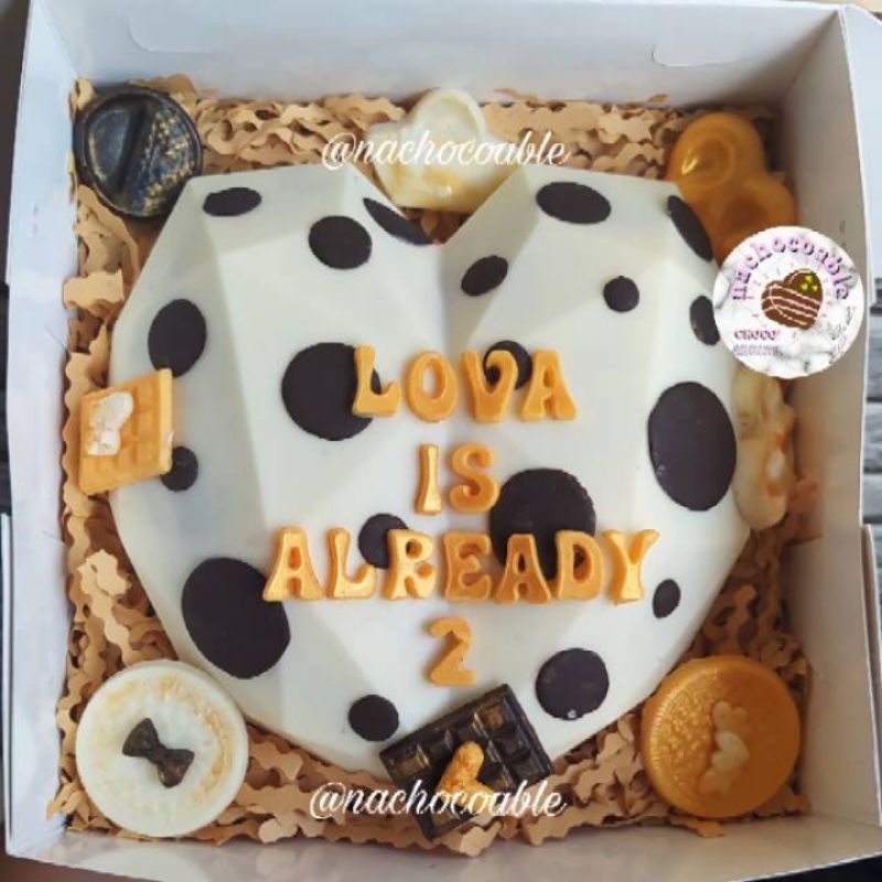 

Pinata Cake Polkadot