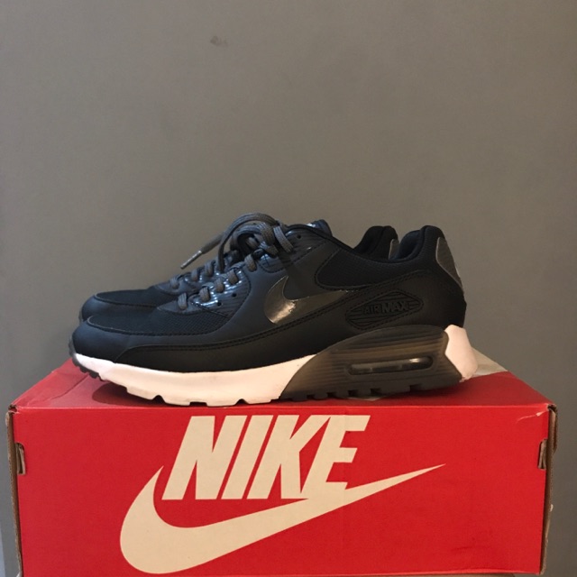 NIKE AIR MAX 90 ULTRA ESSENTIAL in size 8.5/40 (SECOND LIKE NEW)