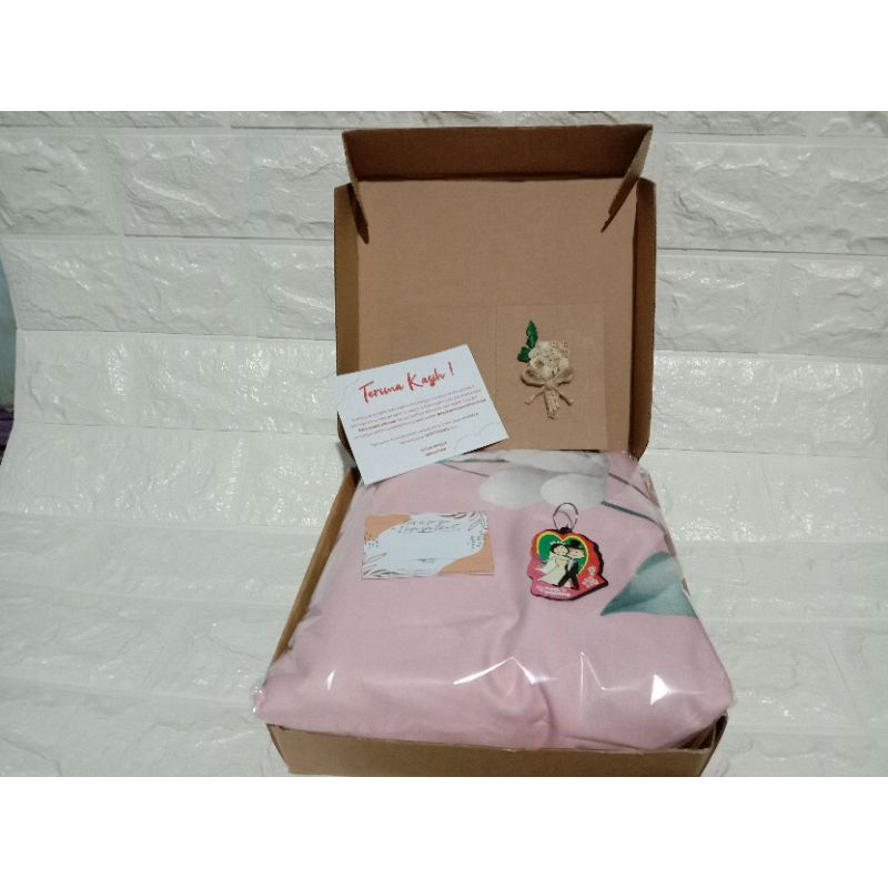 

PROMO COD GIFT BOX PARSEL PERNIKAHAN KADO WEDDING PAKET KADO UNTUK GURU atau IBU WEDDING TEMAN REQUEST SPESIAL SOUVENIR GIFT