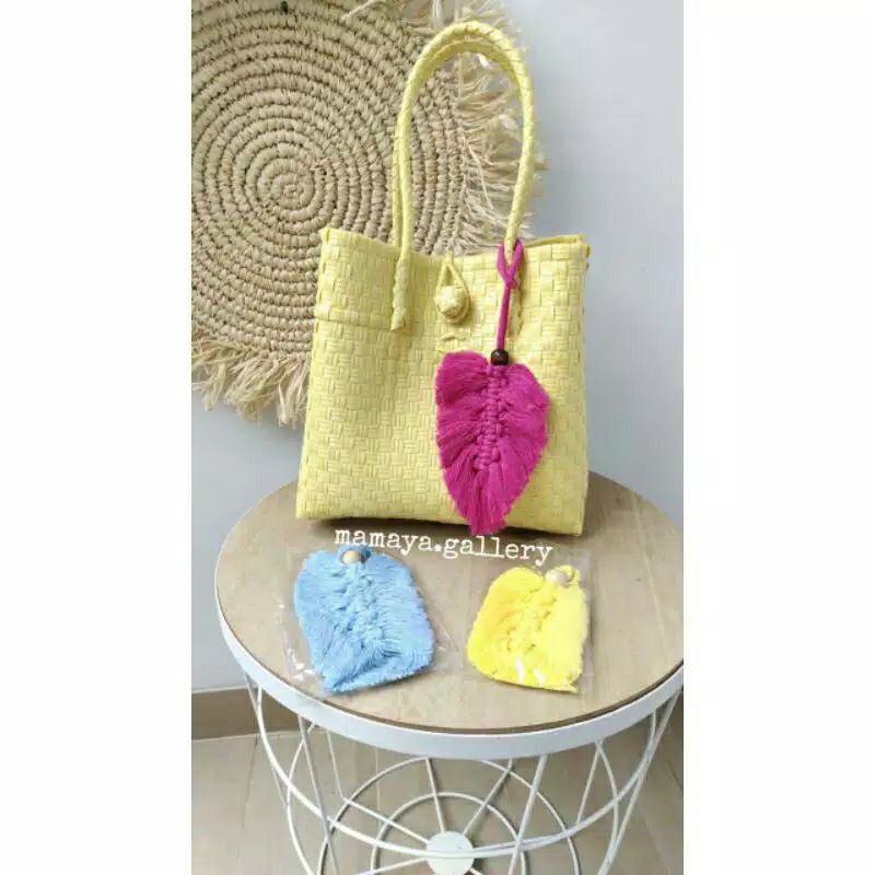 BEST SELLER Pompom Hiasan Tas/Gantungan Tas JALI anyaman plastik