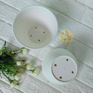 Pot madu 17 putih Ukuran mirip pot tawon 15cm Pot Pot madu 17 putih Ukuran mirip pot tawon 15cm Pot