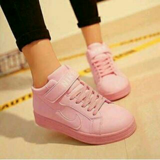 Sepatu boot nike strepp pink