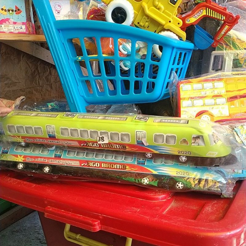 mainan kereta api panjang